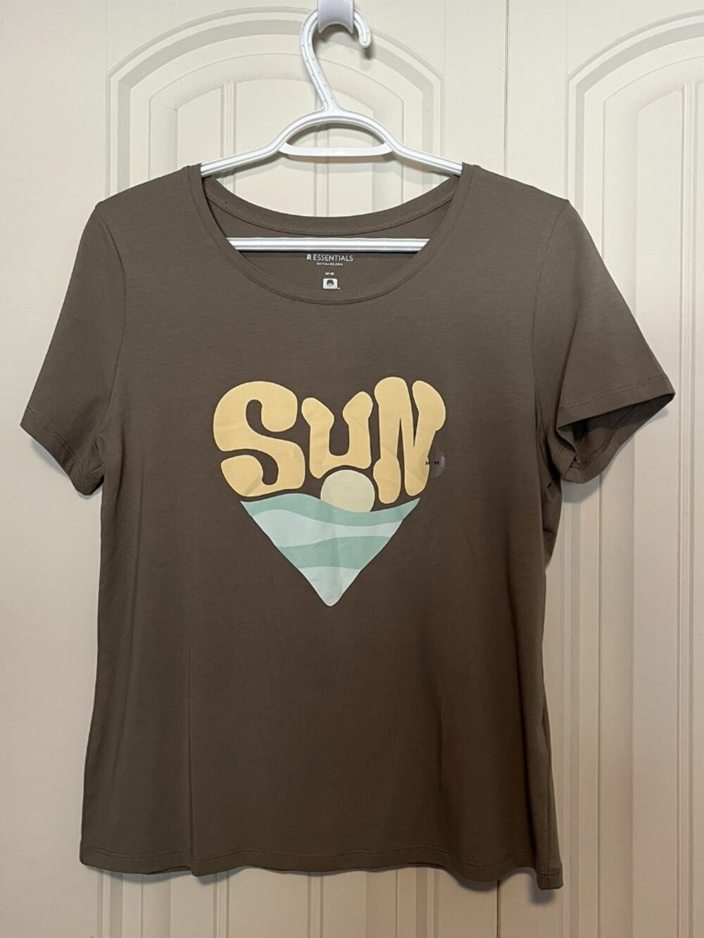 Reitmans R Essentials SUN Graphic Tee Taupe Medium NWT